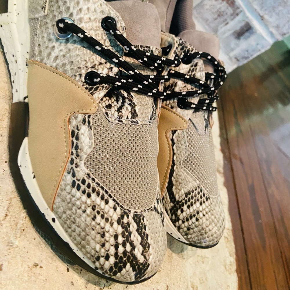 Bamboo women’s athletic shoe, never worn.